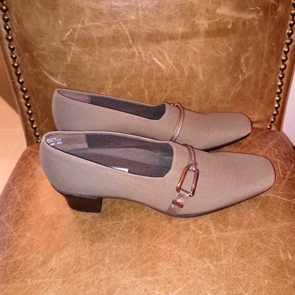Munro Brand Women's Dark Taupe Slide in loafers size 8.5 Narrow